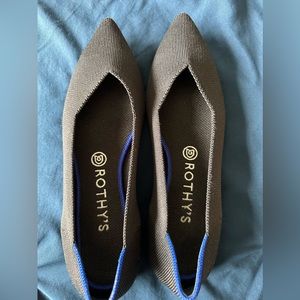 EUC Black point 9.5 Rothy’s perfect for any occasion